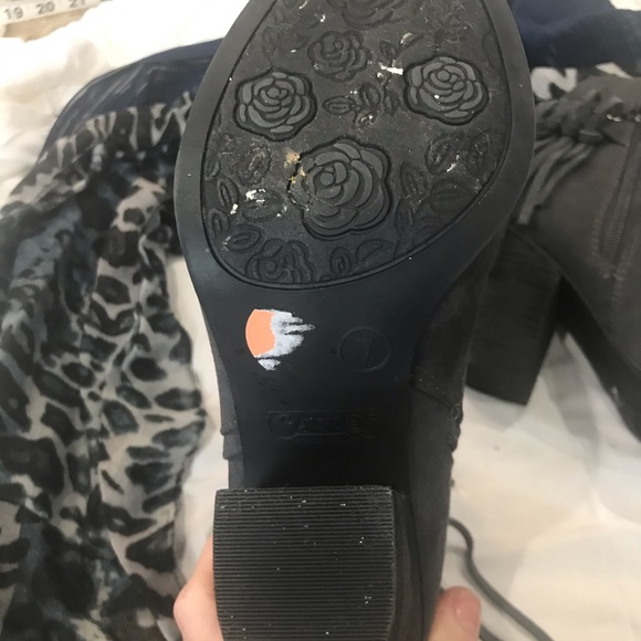 Carlos by Carlos Santana gray suede boots with fringe, lower heel, sz 7 - Picture 10 of 10